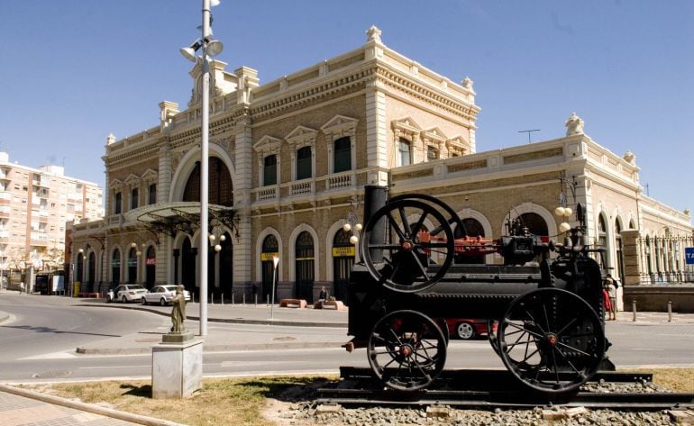 La federación vecinal quiere que estación ferroviaria de Cartagena se convierta en intermodal y que llegue el AVE soterrado.