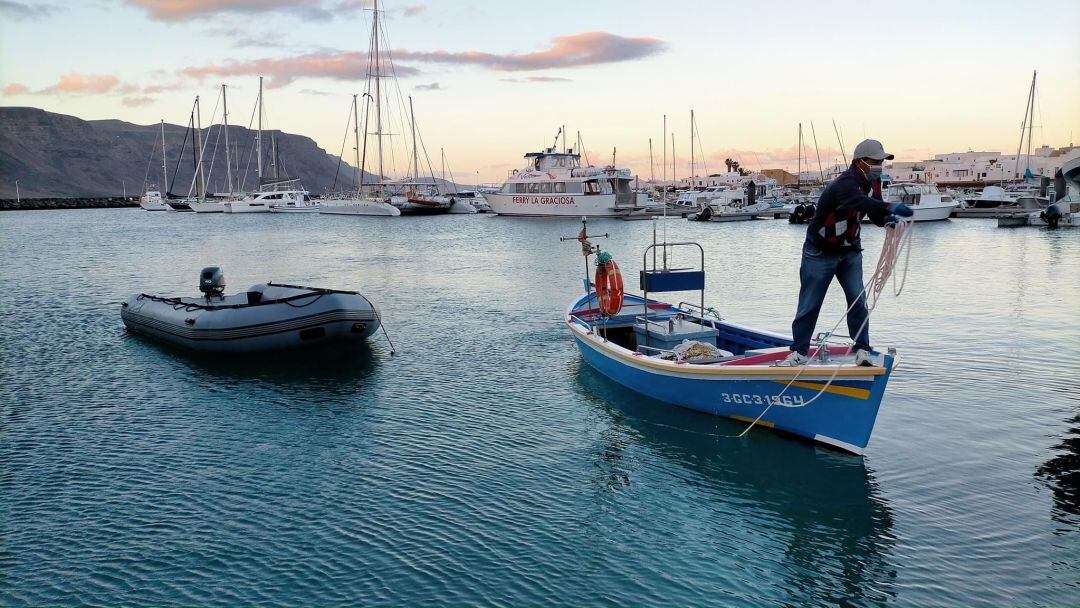 El pescador Tinono Páez llegando al muelle de Caleta de Sebo, en La Graciosa, remolcando la zodiac.