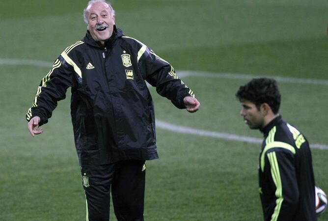 El seleccionador español Vicente del Bosque, ante el delantero Diego Costa durante un entrenamiento previo al España - Italia llevado a cabo en el estadio Vicente Calderón.