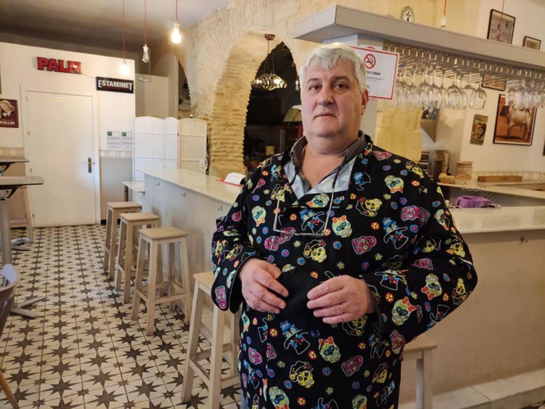 André Bouët, en su bistró de la Cruz Vieja en Jerez