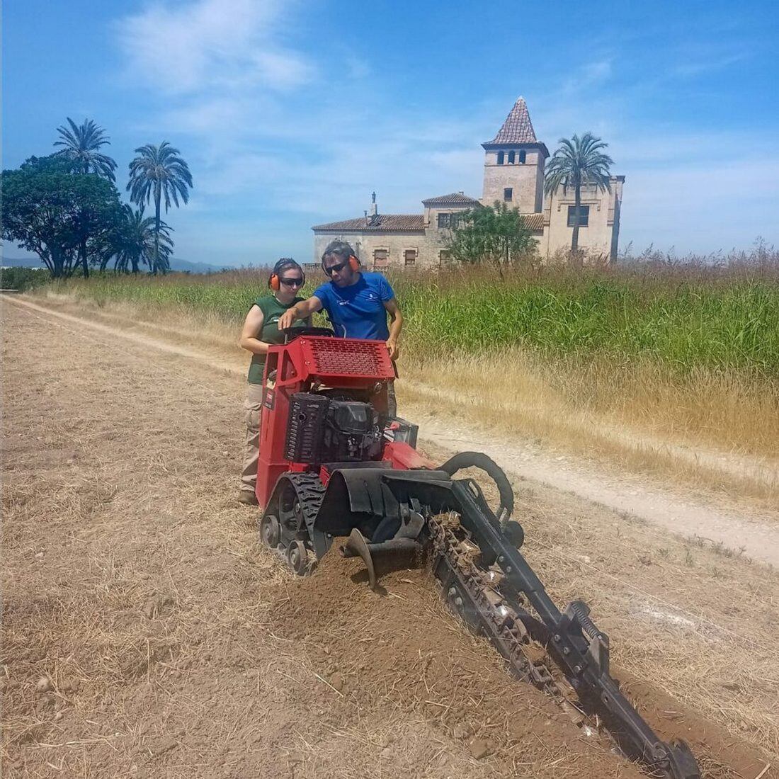 Un monitor enseña a utilizar un motocultor en la Torre dels Pares