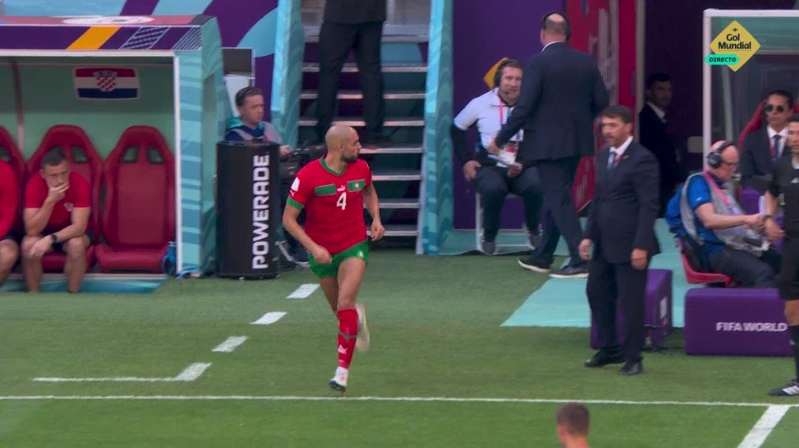 Momento en el que Amrabat ha saltado al campo, ante la bronca de su entrenador