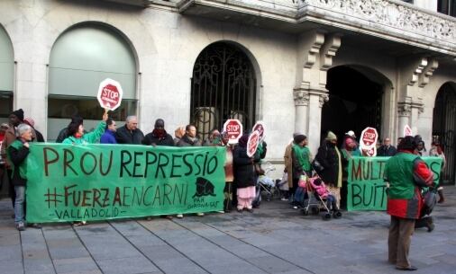 Activistes de la PAH Girona han reclamat davant l&#039;Ajuntament que es convoqui la Taula per l&#039;Habitatge