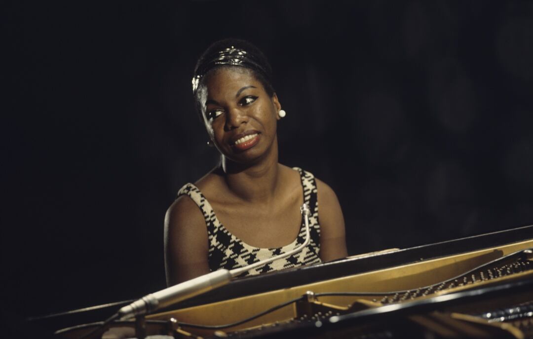 Nina Simone al piano durante una actuación en 1968