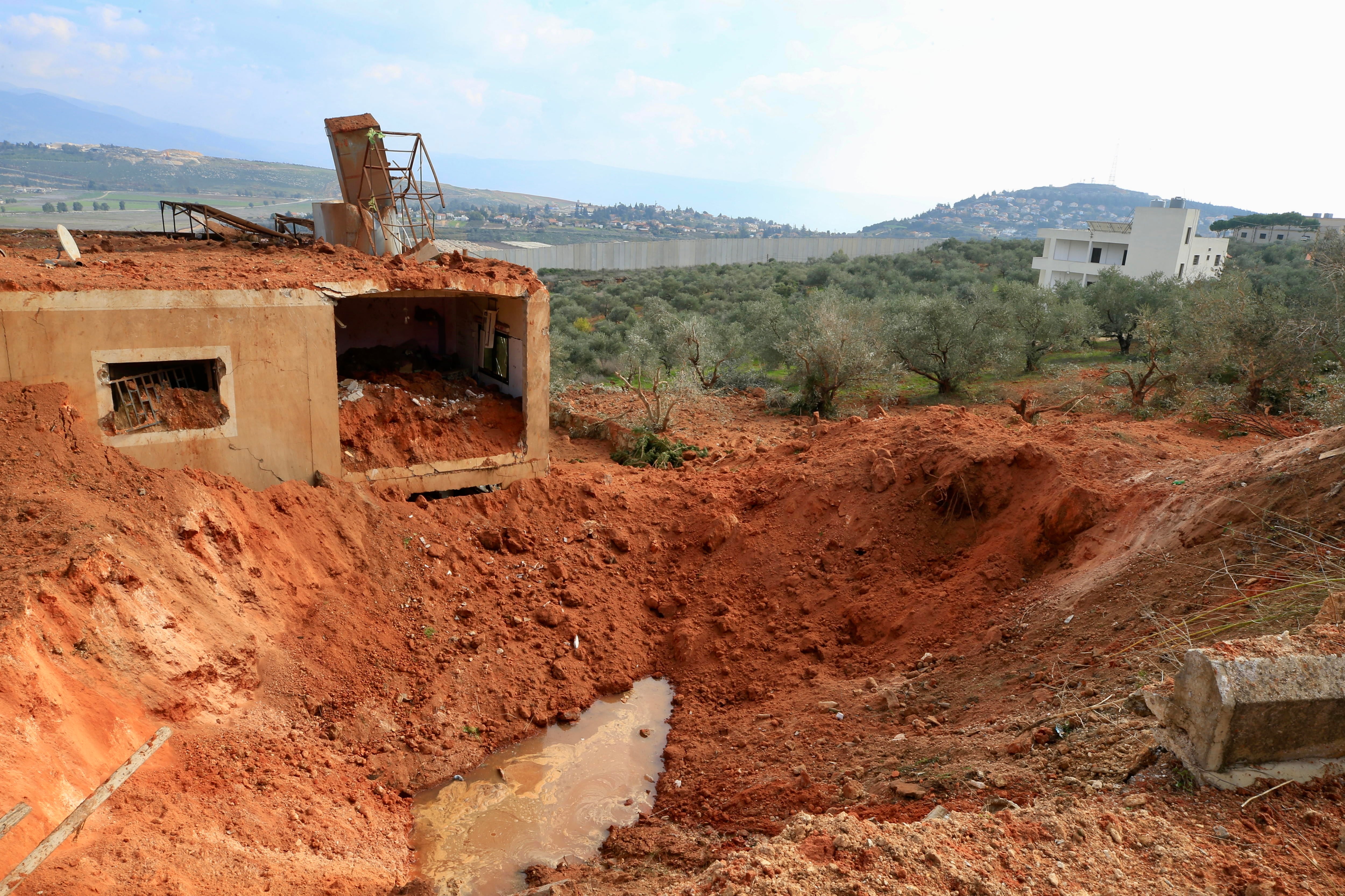 Cráter producido por un bombardeo israelí en el pueblo de KafarKila, en la frontera con Israel, al sur del Líbano, el pasado 31 de diciembre.