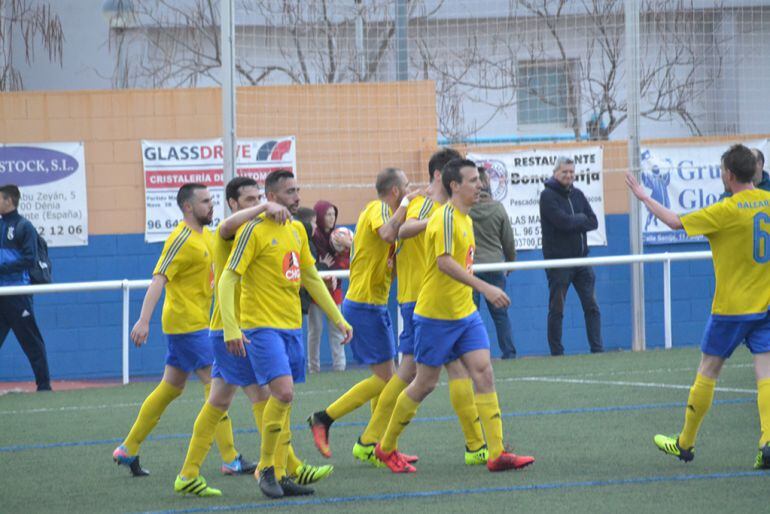 Jugadores del CD Dénia celebrando el tanto del empate a uno.