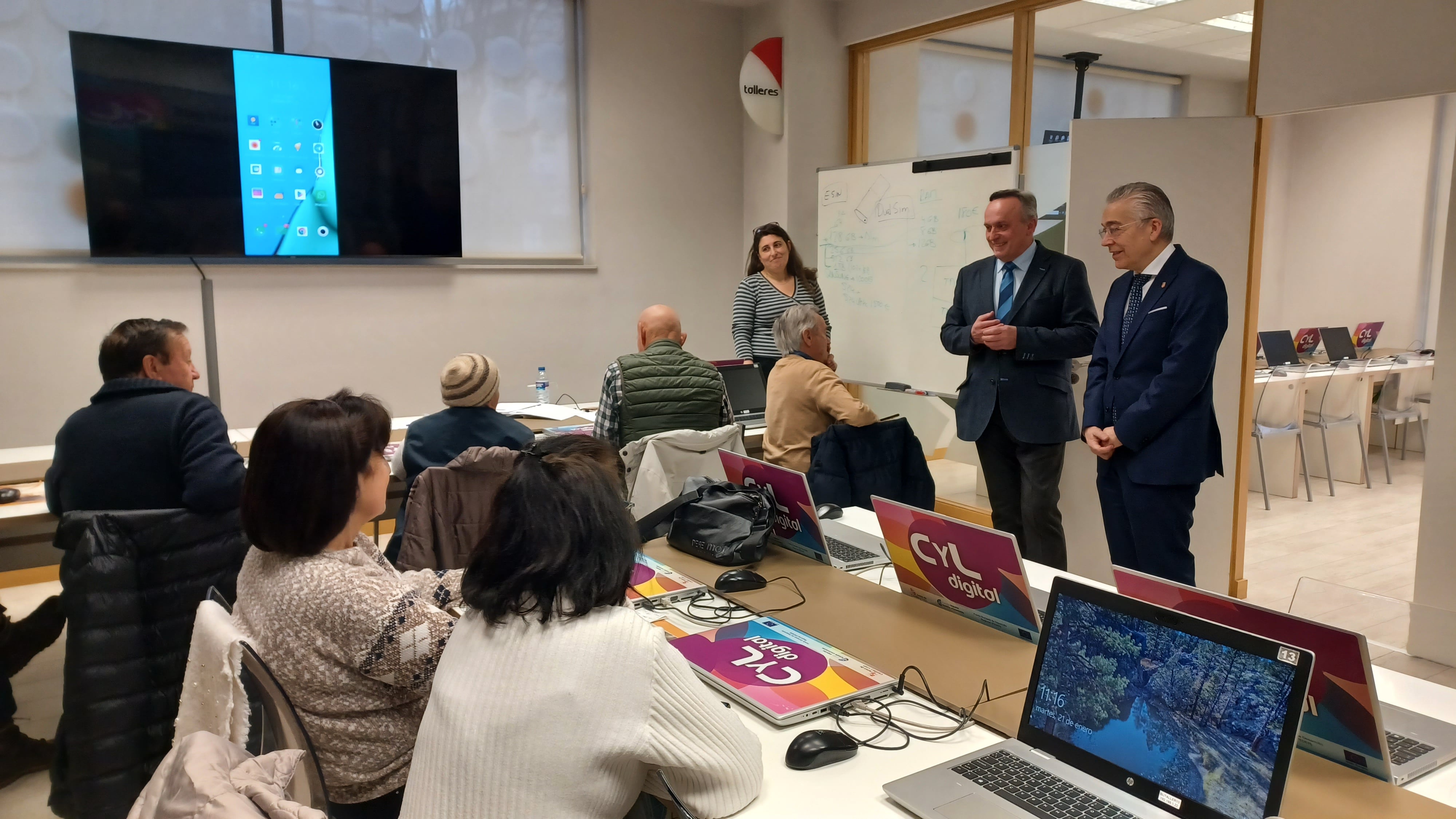 Visita del viceconsejero de Transformación Digital, Luis Enrique Ortega, al Espacio CyL Digital de Burgos, acompañado de Roberto Saiz, delegado territorial de la Junta de Castilla y León en Burgos. / Foto: JCYL