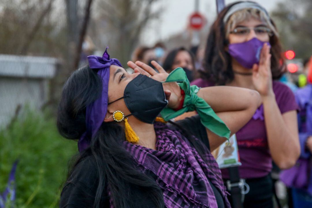 Una mujer grita durante una marcha feminista.