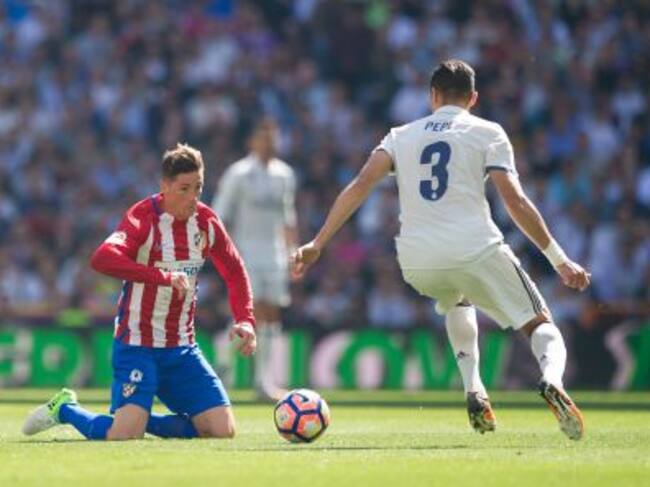 Fernando Torres y Pepe durante un encuentro entre el Atlético de Madrid y el Real Madrid.