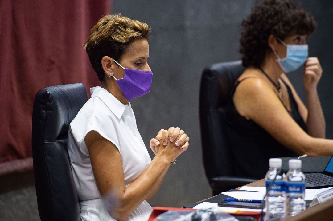 La presidenta, María Chivite, durante su comparecencia en la comisión de régimen foral para explicar la situación económica derivada del covid-19