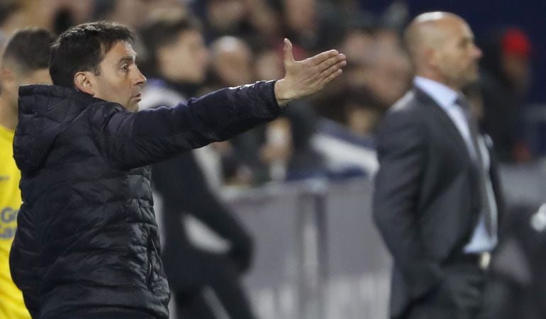 El entrenador del Leganés, Asier Garitano (i), durante el último partido de Liga en Primera División ante la UD las Palmas.