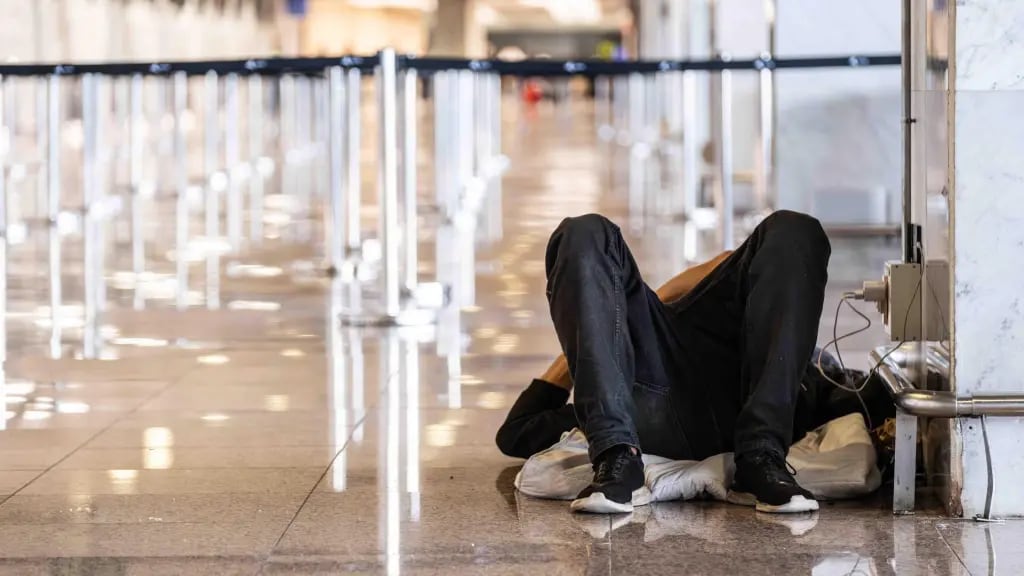 Un home sense llar dorm a una de les terminals de l'Aeroport d'El Prat