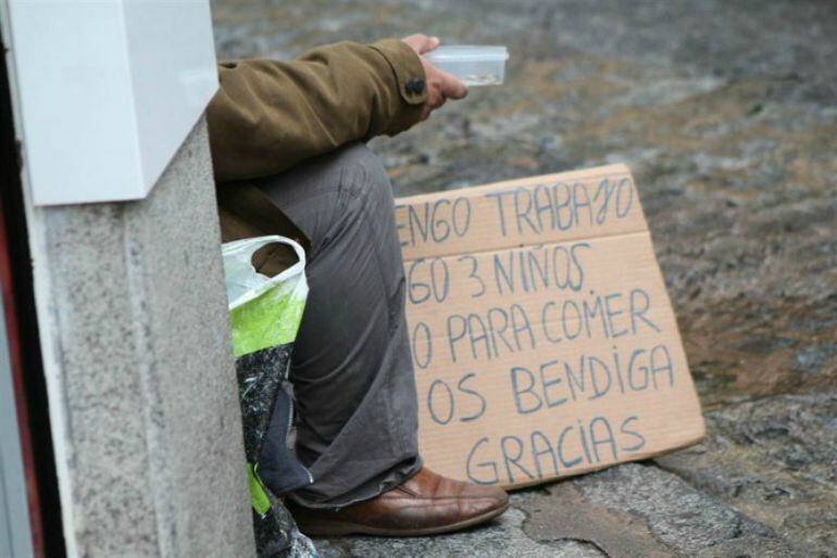 Imagen de archivo de una persona pidiendo en la calle