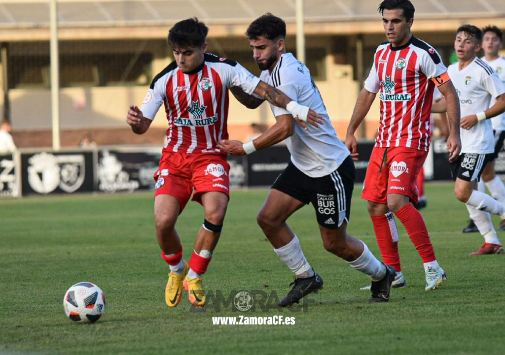 ibán Ribeiro intenta irse de su par