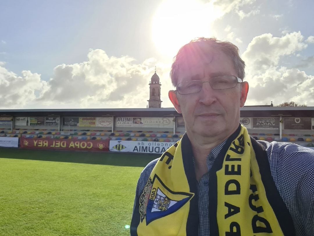 Jose Antonio Serante, presidente del Rubadumia, posa con una bufanda del Cádiz con motivo del partido de Copa.