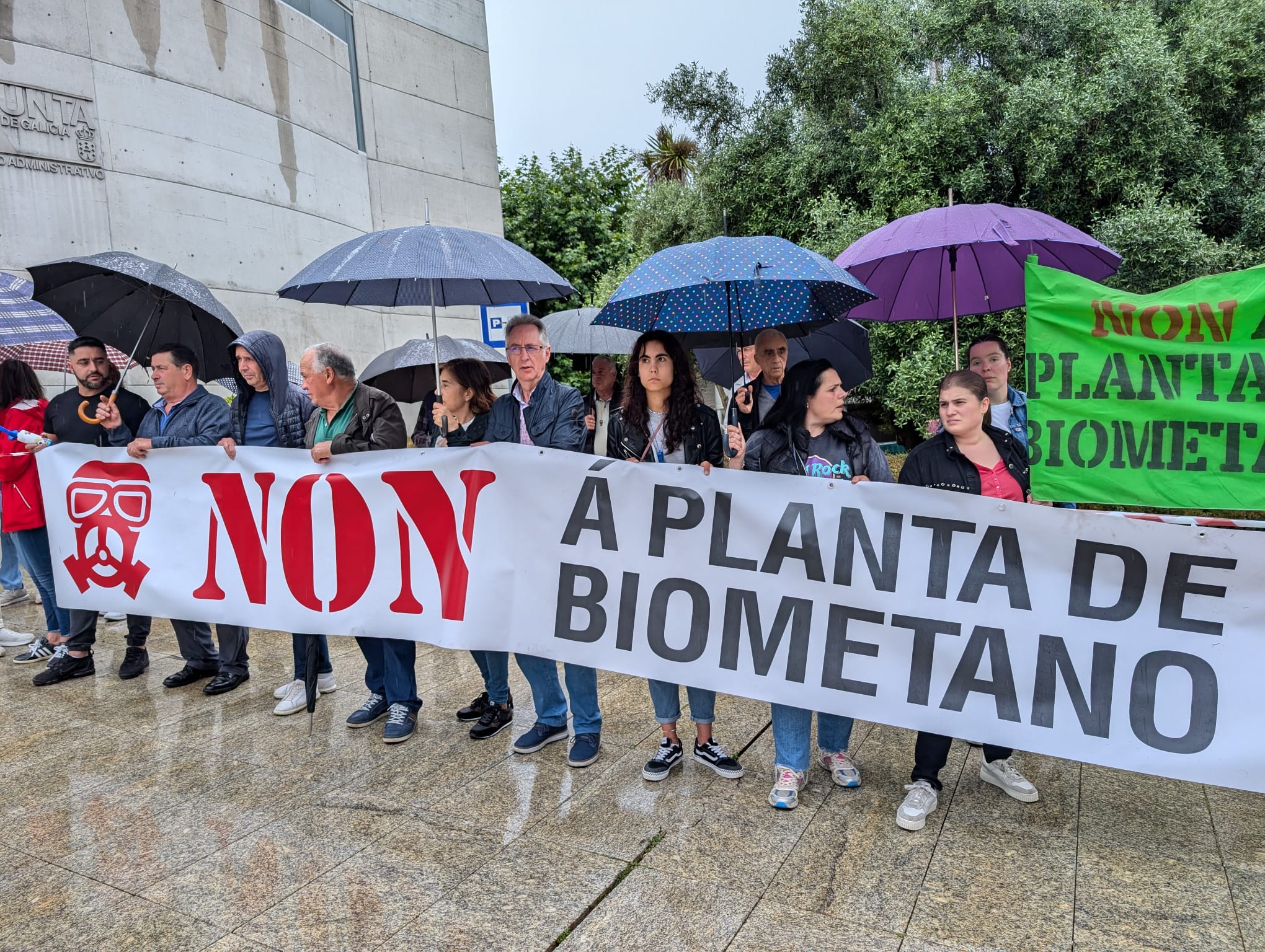 Medio centenar de vecinos protestando a las puertas del edificio de la Xunta en Lugo