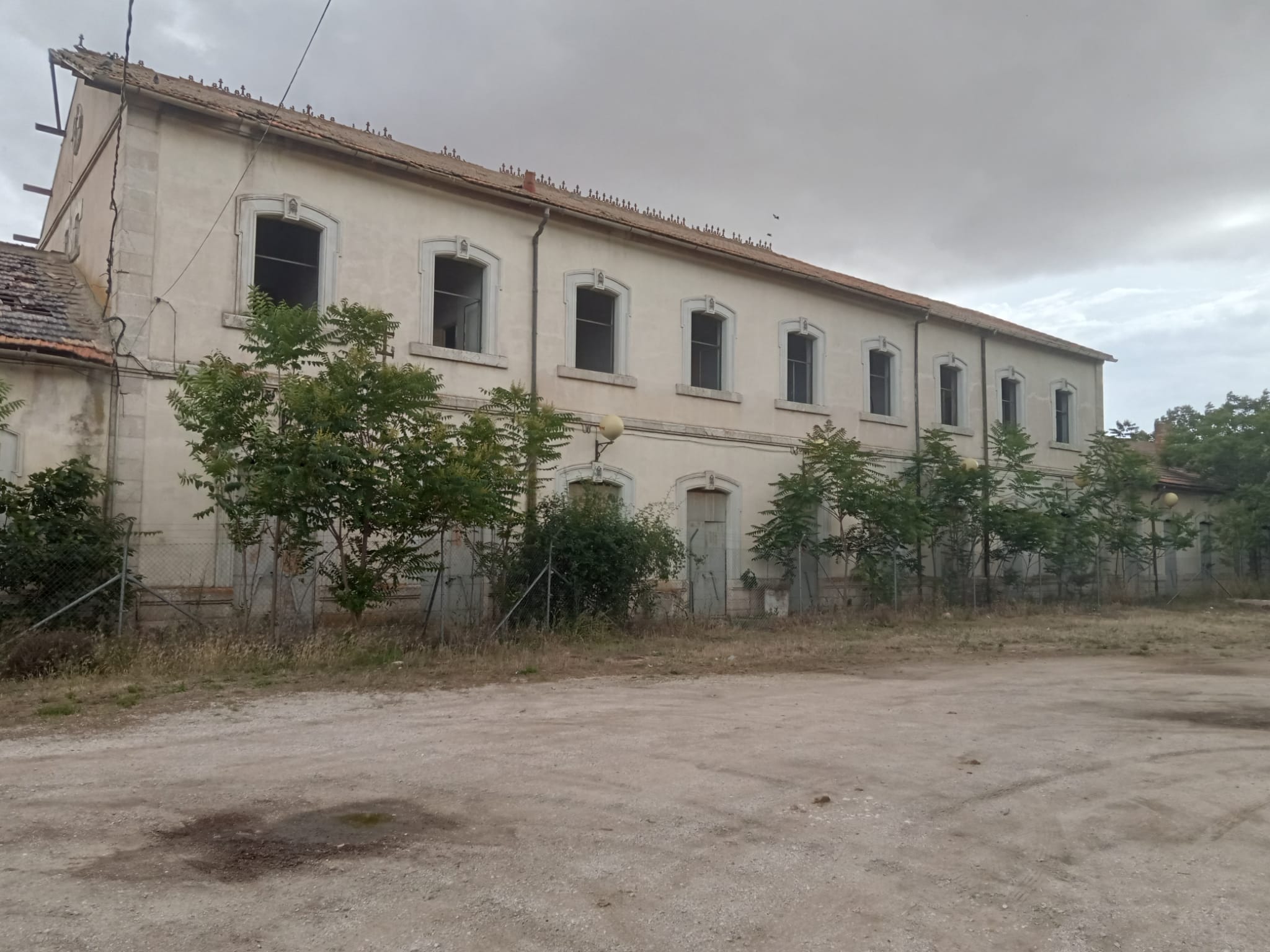 Así se encuentra la estación de Chinchilla, cerrada y tapiada desde hace años