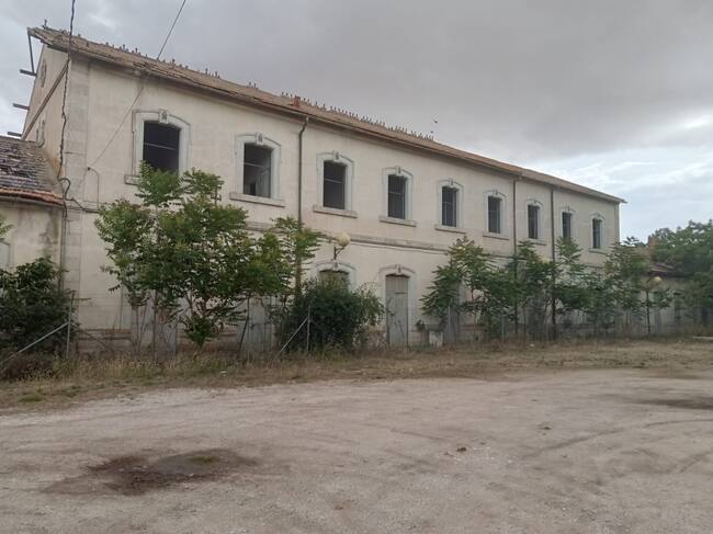 Así se encuentra la estación de Chinchilla, cerrada y tapiada desde hace años