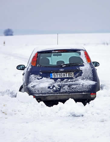 Un coche, atrapado por la nieve cerca de Amiens (Francia)