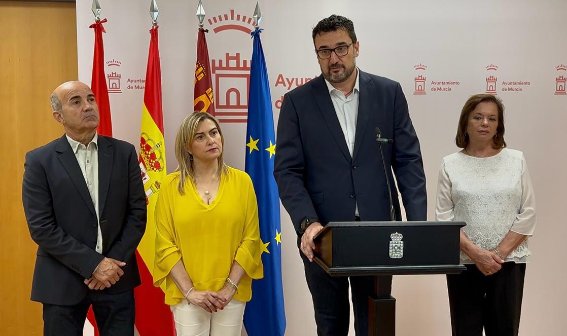 El portavoz socialista en el Ayuntamiento de Murcia, Ginés Ruiz, junto a la portavoz del Grupo Parlamentario Socialista en la Asamblea, Carmina Fernández, y los diputados regionales Pedro López y Lola Jara