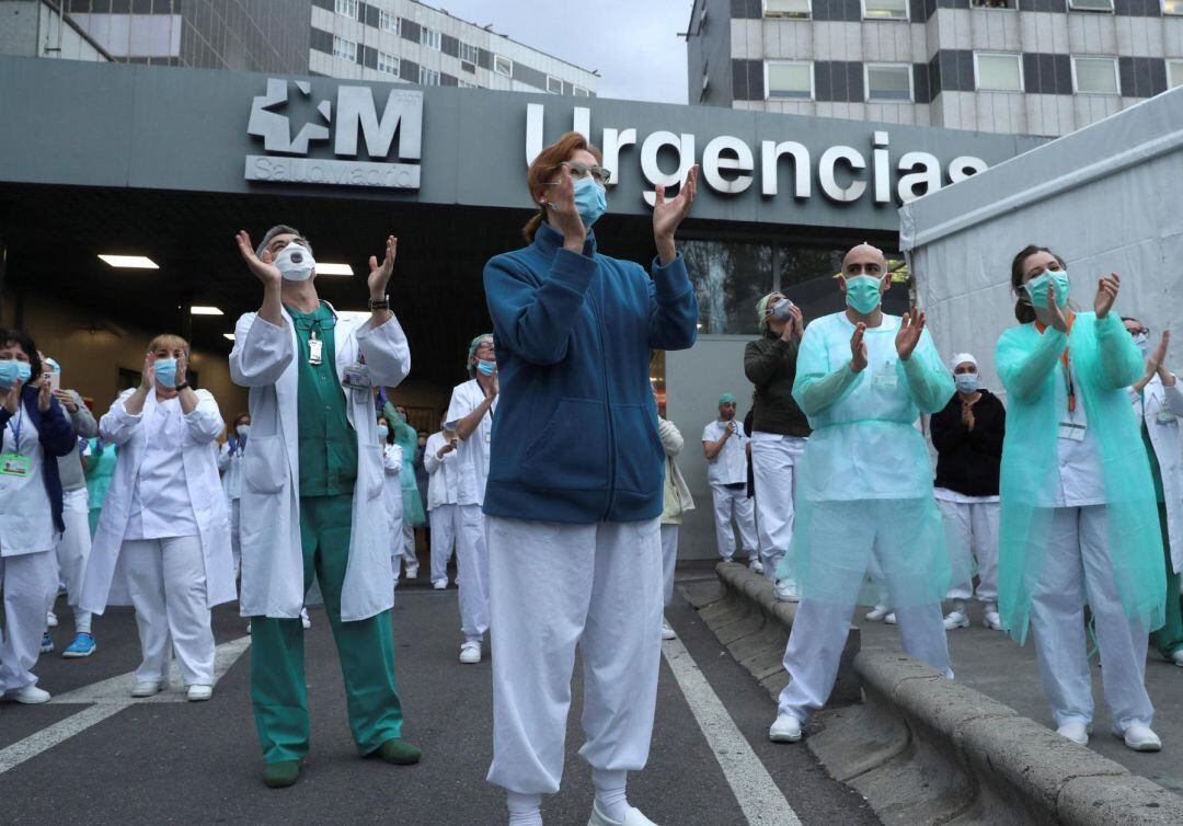 Los sanitarios de urgencias del madrileño Hospital de La Paz agradecen con aplausos el apoyo de la ciudadanía por su labor, hoy jueves en la tercera semana del estado de alarma por la pandemia del coronavirus.