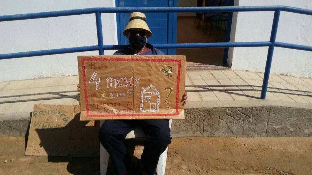 Victoriano Hernández en protesta frente a la oficina municipal del Ayuntamiento de Teguise en La Graciosa. 