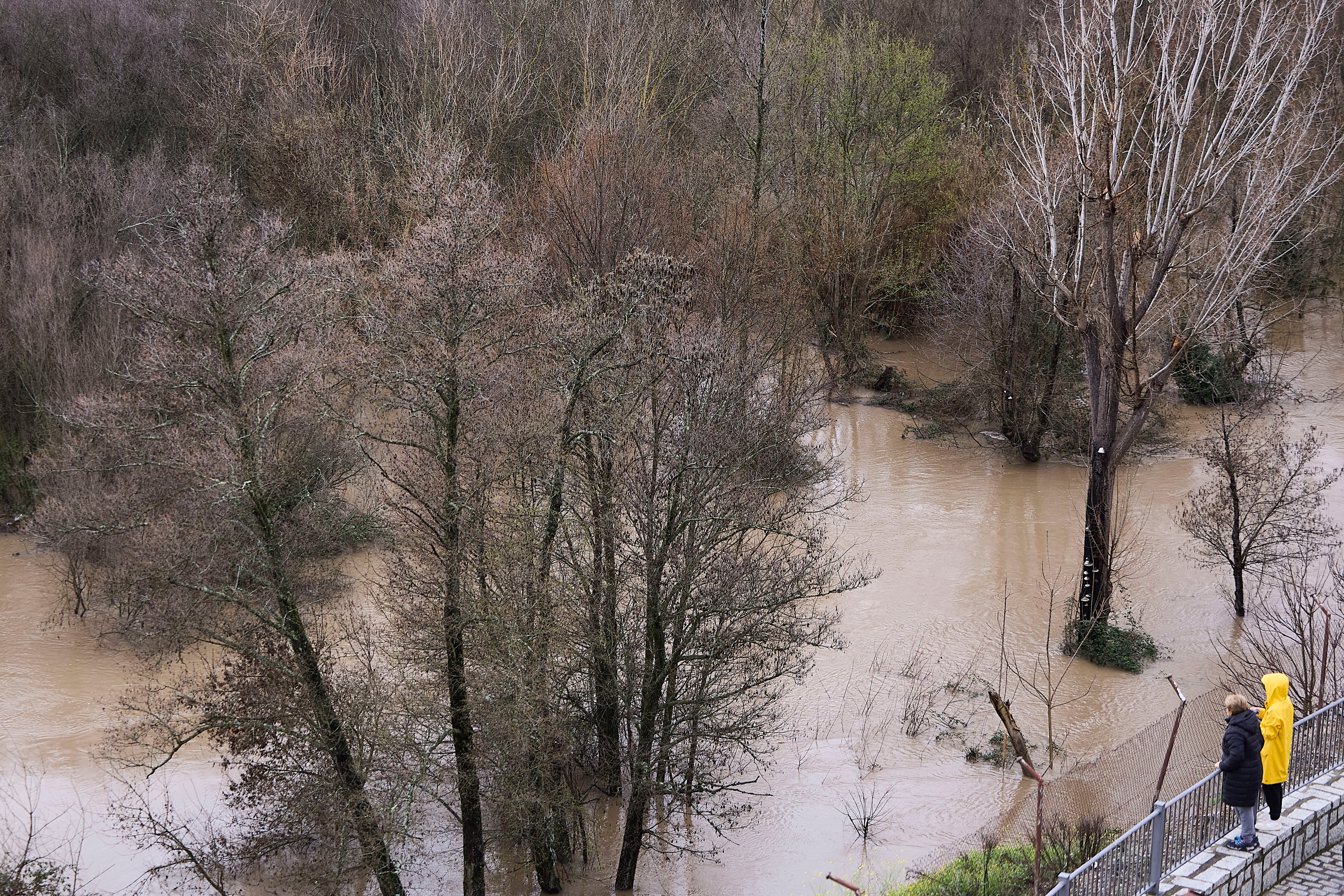 TALAVERA DE LA REINA (TOLEDO), 11/03/2025.- Inundaciones en Escalona por el desbordamiento del río Alberche que han provocado el desalojo de los vecinos, que permanecen alojados temporalmente en el polideportivo municipal de Talavera de la Reina, habilitado por la Cruz Roja, este martes. EFE/Manu Reino
