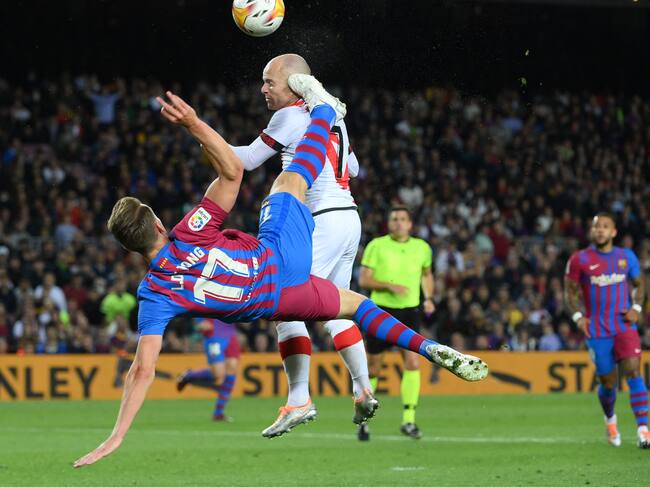 Acción entre Luuk de Jong e Isi Palazon durante el Barça-Rayo