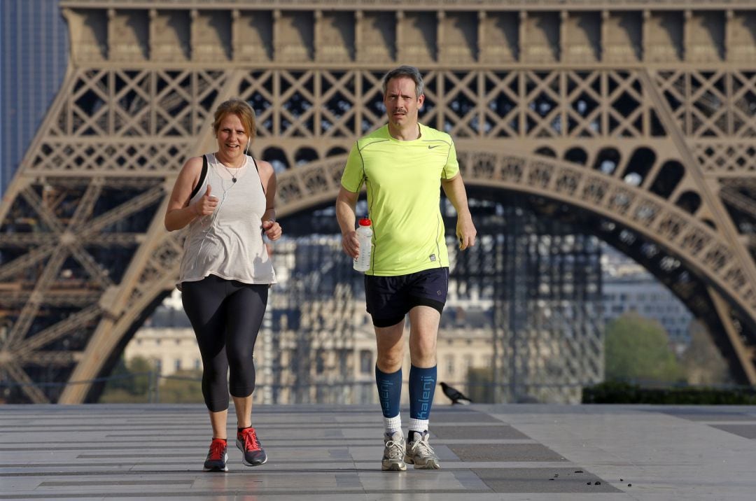 Personas haciendo deporte en los aledaños de la Torre Eiffel