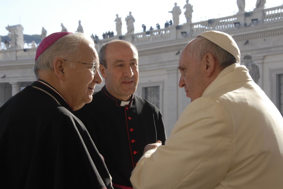 El nuevo Obispo de Astorga, Jesús Fernández junta al Obispo de León en una Audiencia con el Papa Francisco