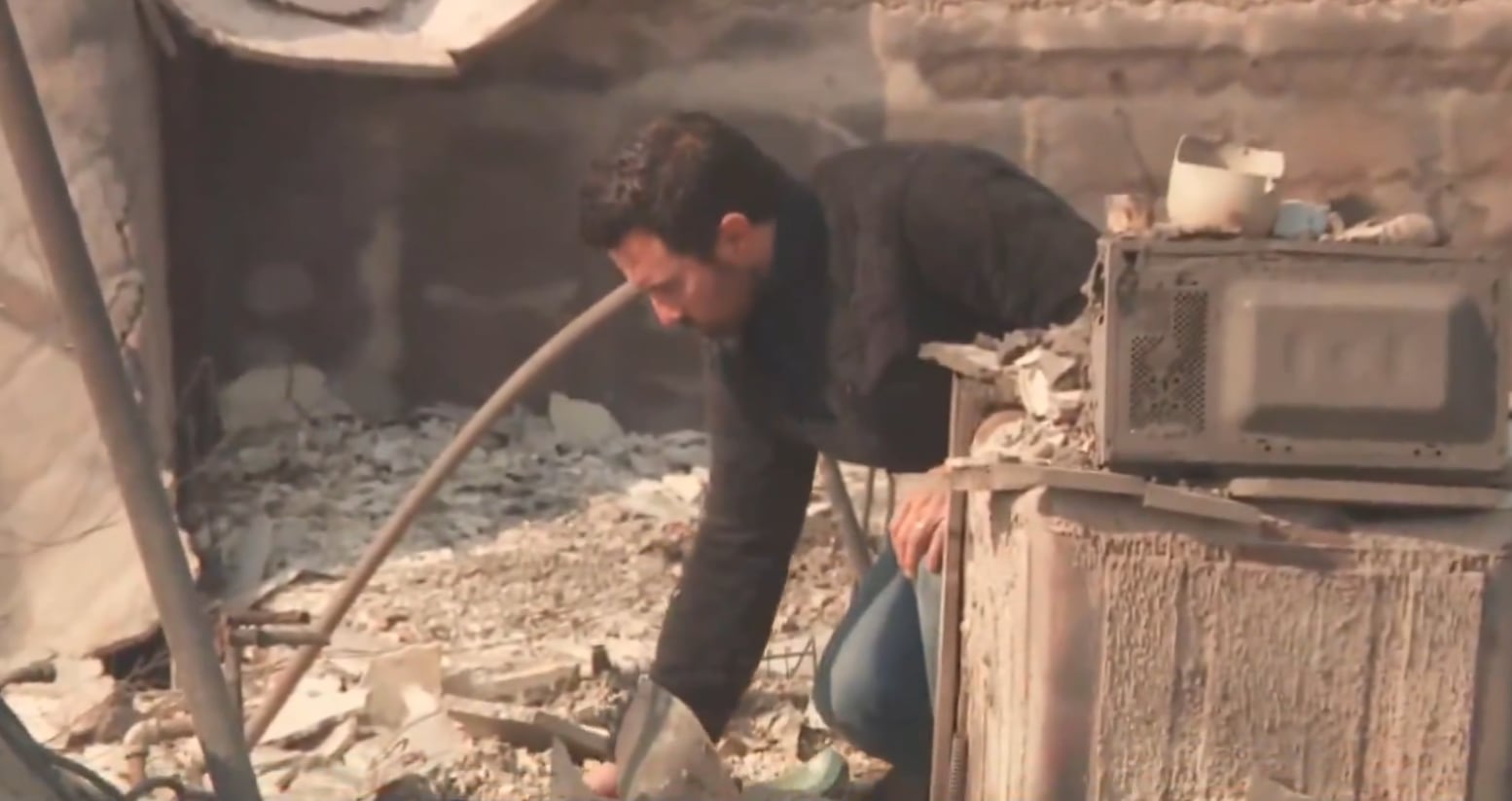 El actor Milo Ventimiglia, conocido por la serie This Is Us, visita el lugar donde se encontraba su casa, ahora destruida tras los incendios de Los Ángeles.