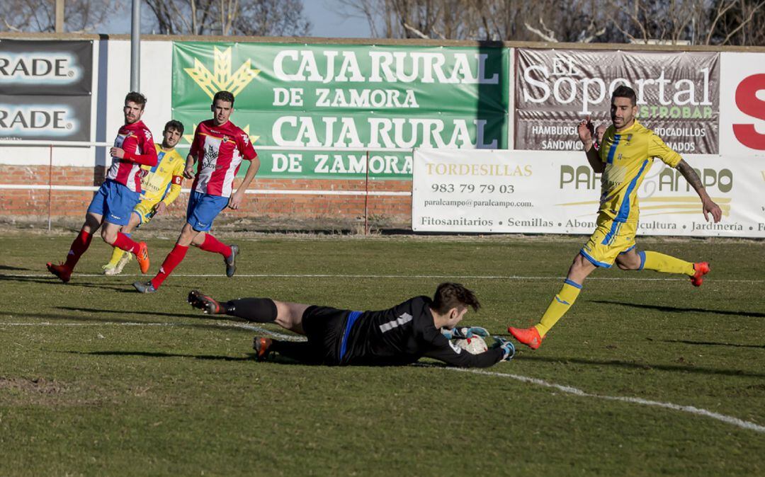 Borja Rubiato intenta un remate en el encuentro de la pasada temporada en Las Salinas.