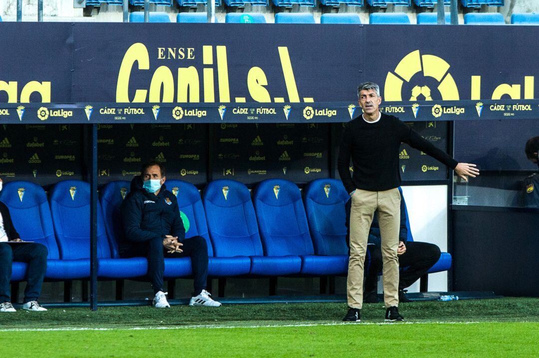 Imanol Alguacil da indicaciones a sus jugadores en Cádiz
