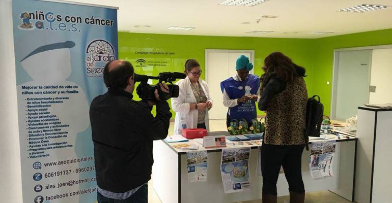 Miembros de la Asociación de Niños con Cáncer ALES en las mesas informativas instaladas en el Complejo Hospitalario de Jaén