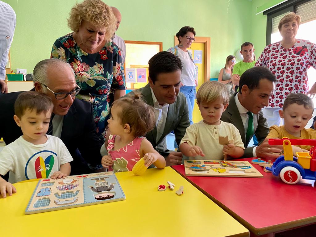 El delegado del Gobierno, Jesús Estrella, inaugura el nuevo curso en las Escuelas Infantiles de la provincia de Jaén