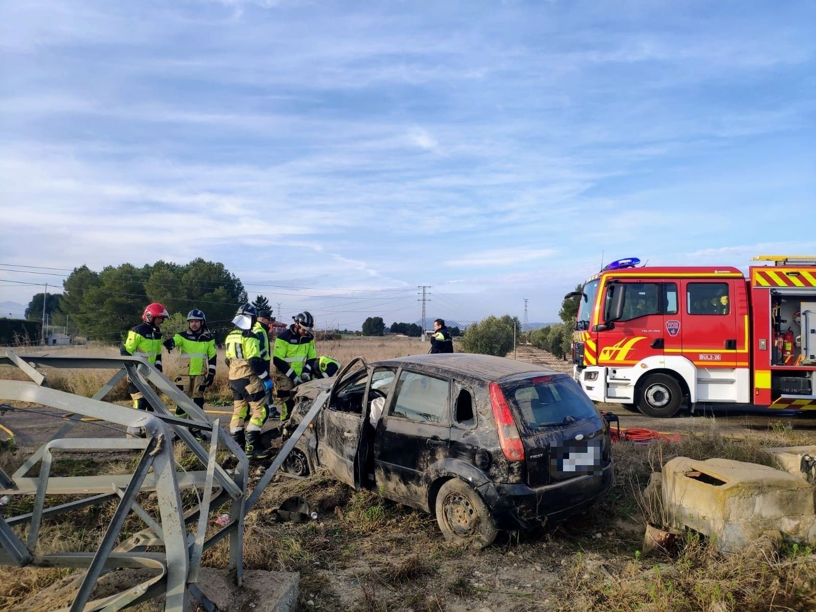 Herida una conductora tras salirse de la carretera y chocar contra una torre eléctrica en Yecla