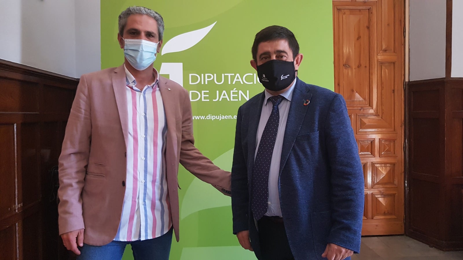 Manuel La Torre, portavoz de la Plataforma IGUALES-ELAS de Andalucía y Francisco Reyes, presidente de la Diputación de Jaén.