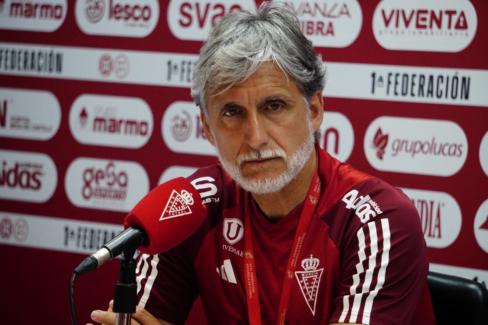 Pablo Alfaro en una rueda de prensa con el Real Murcia