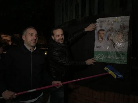 Álvaro Carreño (IU) y Raúl Cordero (PODEMOS) durante la pegada de carteles