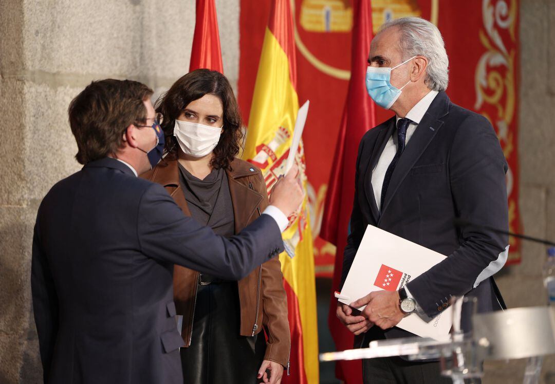 La presidenta de la Comunidad de Madrid, Isabel Díaz Ayuso (c); el alcalde de Madrid, José Luis Martínez-Almeida (i); y el consejero de Sanidad de la Comunidad de Madrid, Enrique Ruiz Escudero.