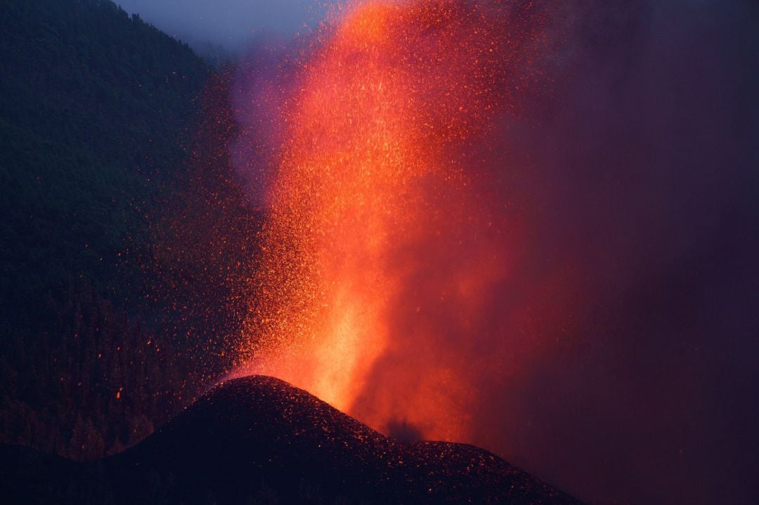 El nuevo volcán que surgió este domingo en el municipio de El Paso, en La Palma, vive su segundo día de erupción y ya se aprecia con claridad la formación de un cono.