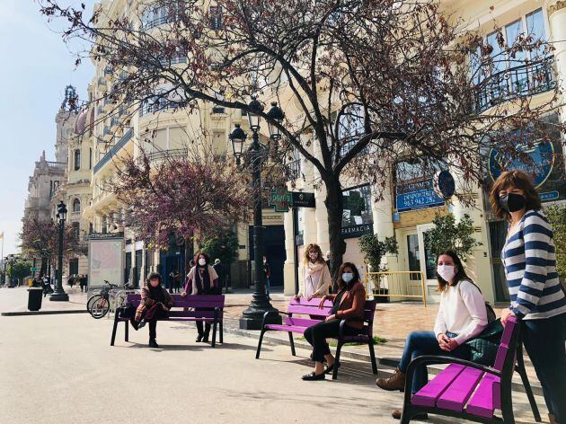 Bancos violeta en la plaza del Ayuntamiento