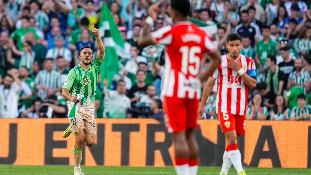 Real Betis 3-2 Almería: Cheques regalo en el Villamarín