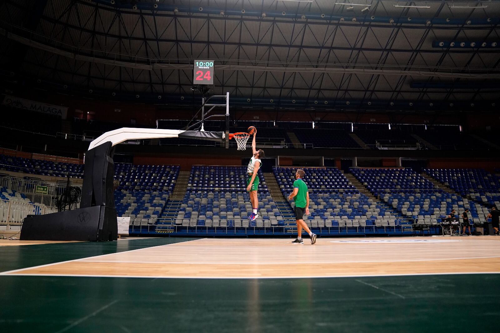 Darío Brizuela tratando de encestar en un entrenamiento