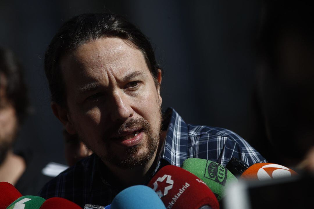 El secretario general de Podemos, Pablo Iglesias, interviene ante los medios de comunicación tras reunirse con representantes del Comité de Empresa de Amazon