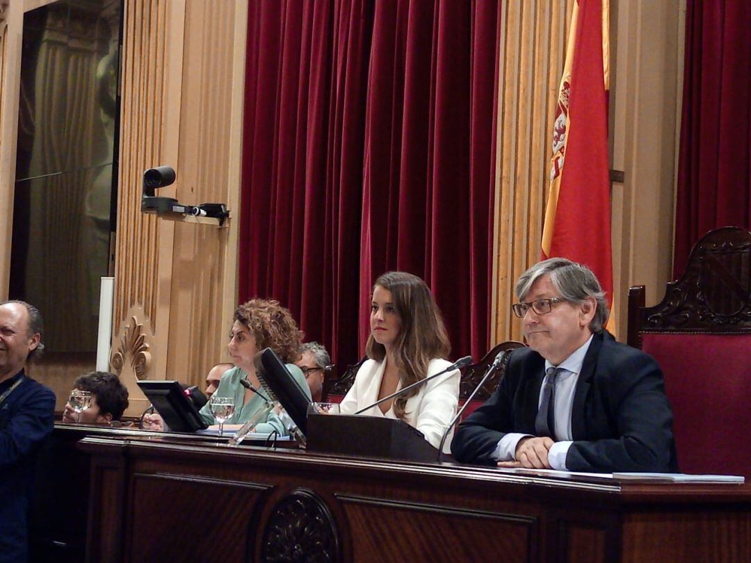 Gloria Santiago junto al presidente del Parlament, Vicenç Thomás