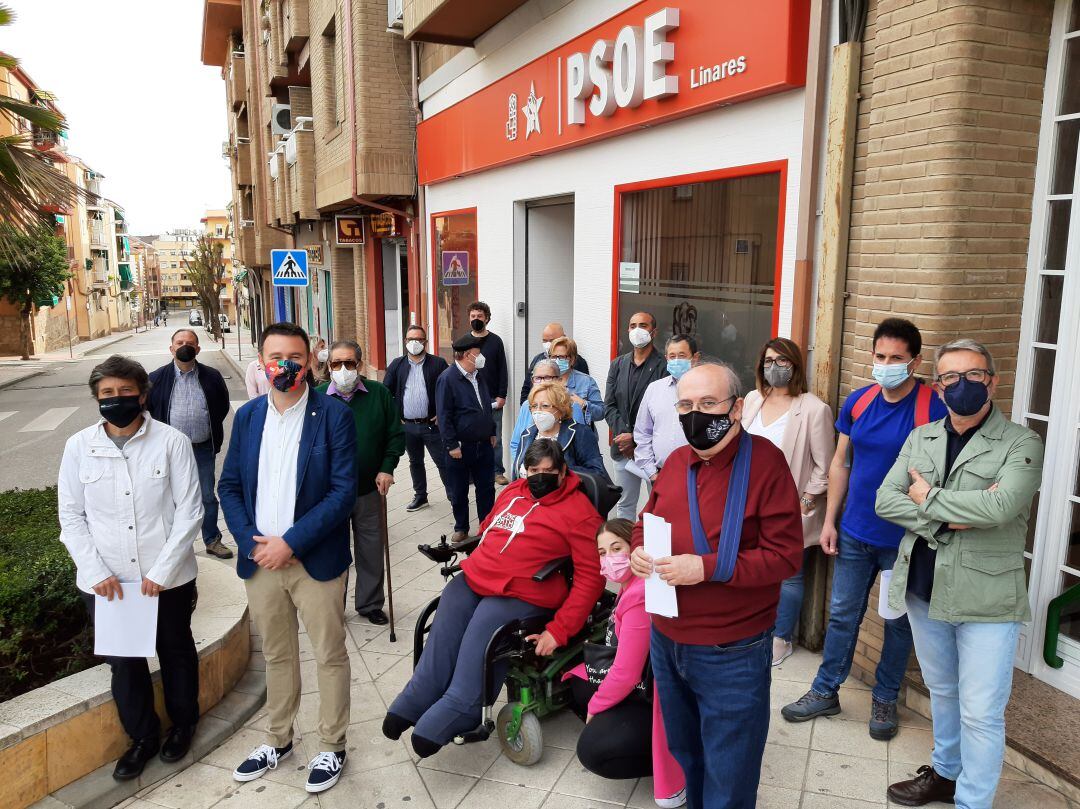 Daniel Campos posa, junto a militantes socialistas, en las puertas de la sede del PSOE de Linares