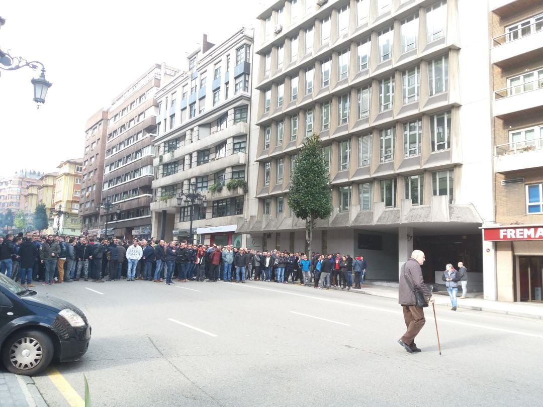 Trabajadores de HUNOSA cortan el tráfico en la Avenida de Galicia en Oviedo, ante la sede administrativa de la empresa