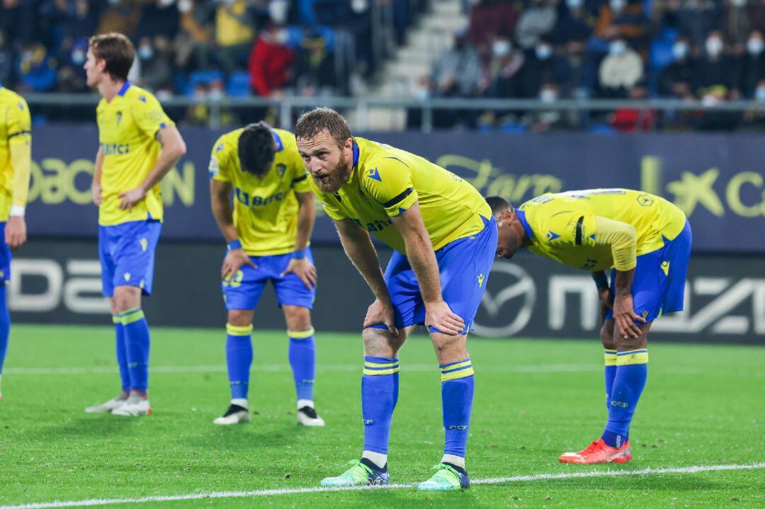 Los jugadores del Cádiz finalizaron el partido exhaustos