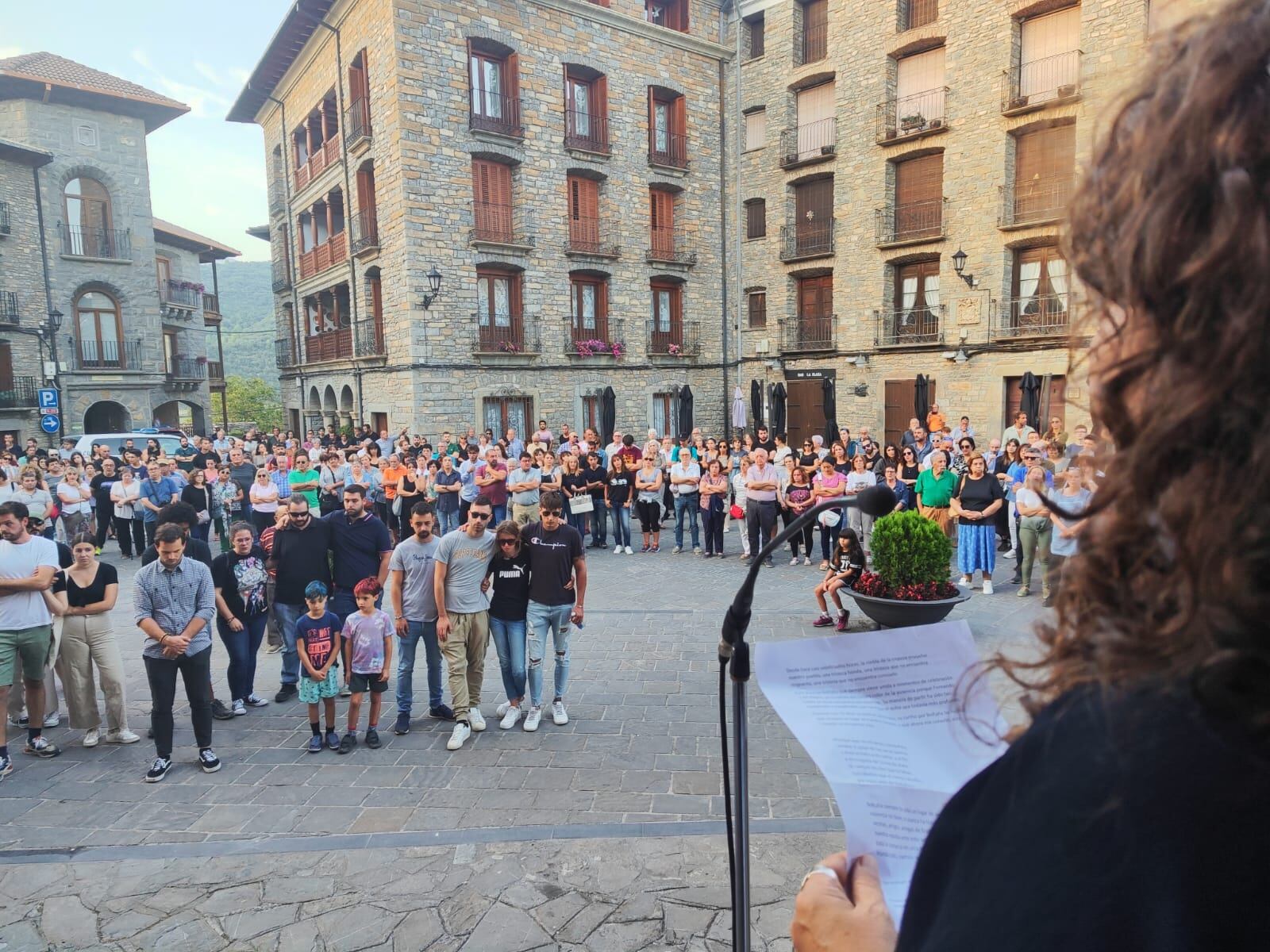 Concentración en Boltaña por el asesinato de un joven en la localidad